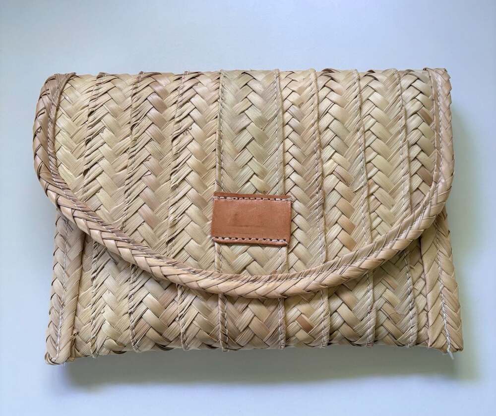 Summer Woven Straw Clutch with Bold Sequined Lip Appliqué Like New